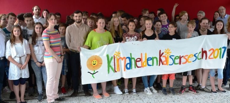 Gruppenfoto Schülerinnen und Schüler der Schule in Kaisersesch mit dem Banner Klimahelden Kaisersesch 2017